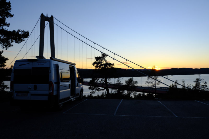 Camper vor einem Sonnenuntergang in Nord-Schweden